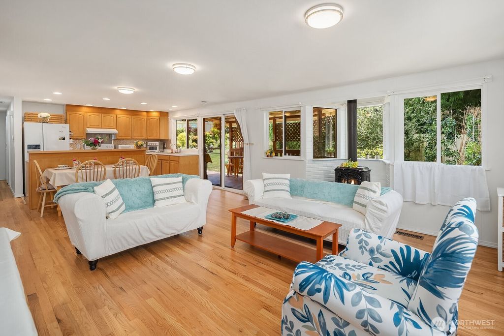 Photo of 12415 NE 112th Street, Kirkland, WA 98033 (MLS # 2548612)