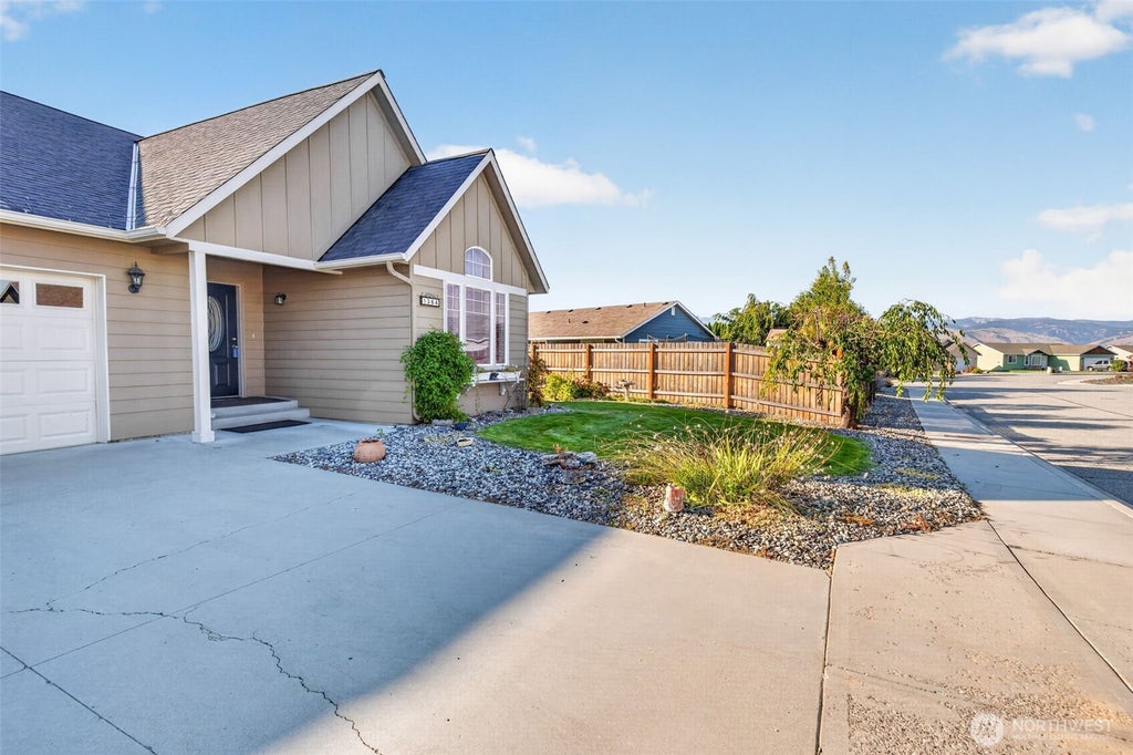 Photo of 1364 Tractor Loop, East Wenatchee, WA 98802 (MLS # 2585328)