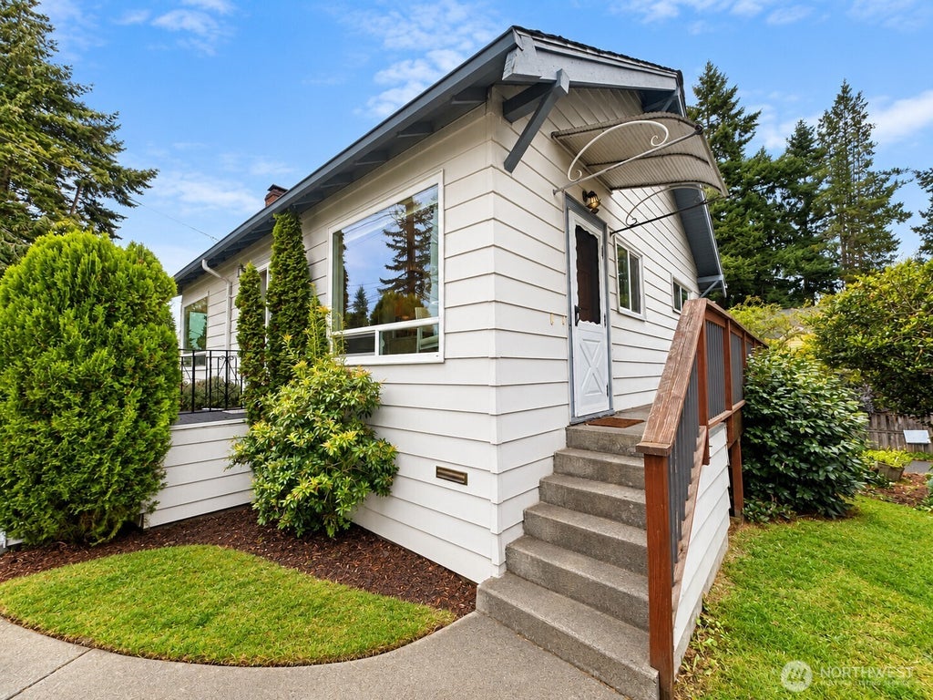 Photo of 5753 40th Avenue NE, Seattle, WA 98105 (MLS # 2588503)