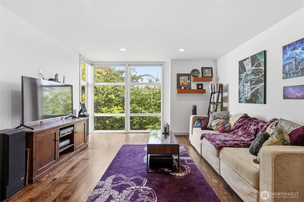 Photo of 165 20th Avenue, Seattle, WA 98122 (MLS # 2570228)
