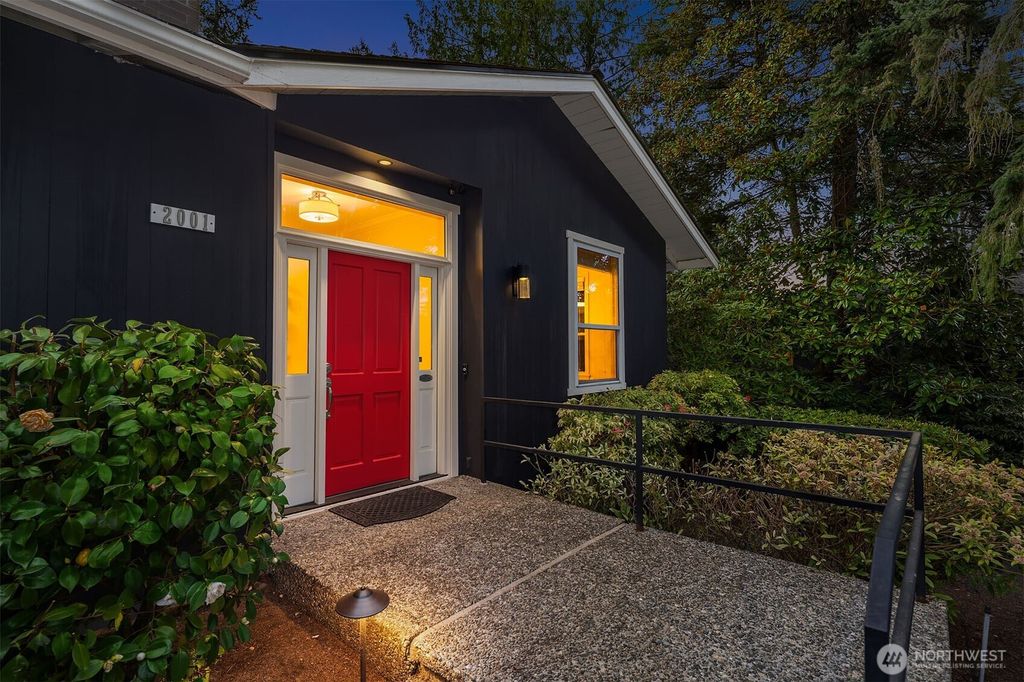 Photo of 2001 77th Avenue NE, Medina, WA 98039 (MLS # 2503094)