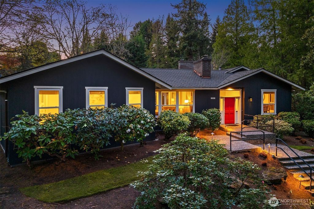 Photo of 2001 77th Avenue NE, Medina, WA 98039 (MLS # 2503094)