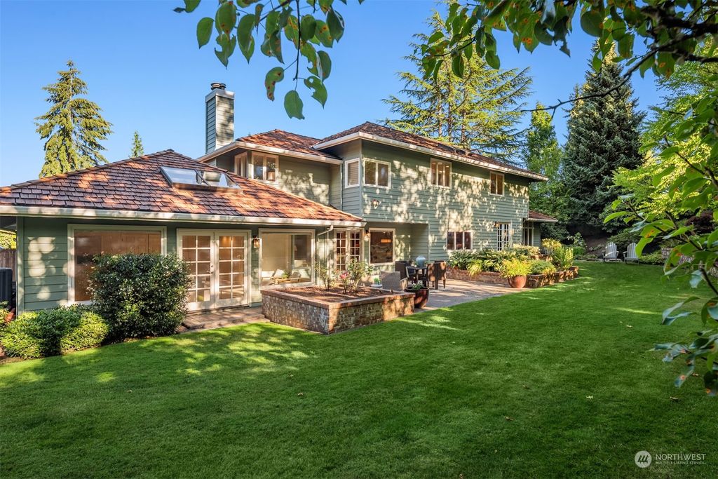 Photo of 7808 NE 10th Street, Medina, WA 98039 (MLS # 2274452)