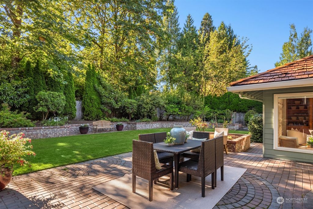 Photo of 7808 NE 10th Street, Medina, WA 98039 (MLS # 2274452)