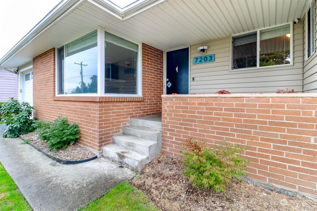 Photo of 7203 S 128th St St, Seattle, WA 98178 (MLS # 2162525)