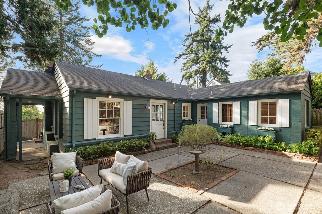 Photo of 3226 30th Avenue W, Seattle, WA 98199 (MLS # 2577016)