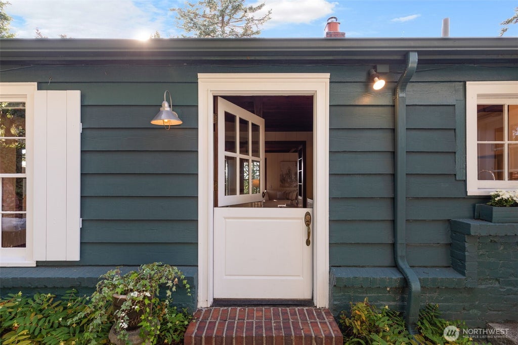 Photo of 3226 30th Avenue W, Seattle, WA 98199 (MLS # 2577016)