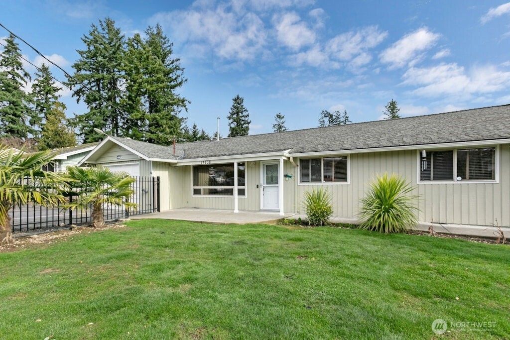 Photo of 13708 10th Avenue S, Burien, WA 98168 (MLS # 2477120)