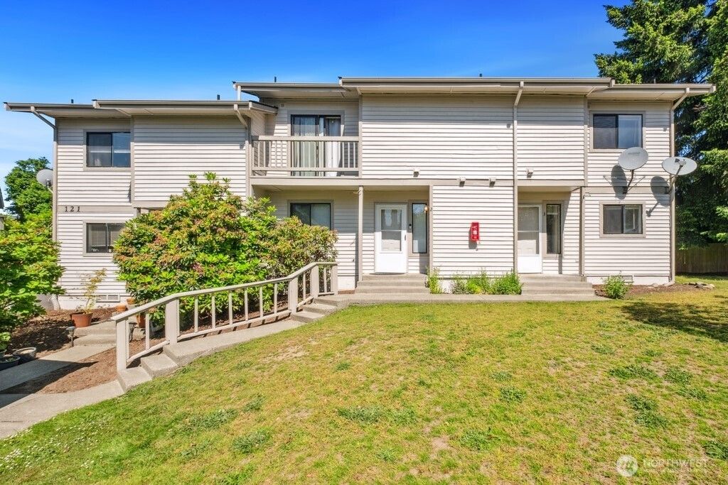 Photo of 121 Union Avenue NE, Renton, WA 98059 (MLS # 2381074)