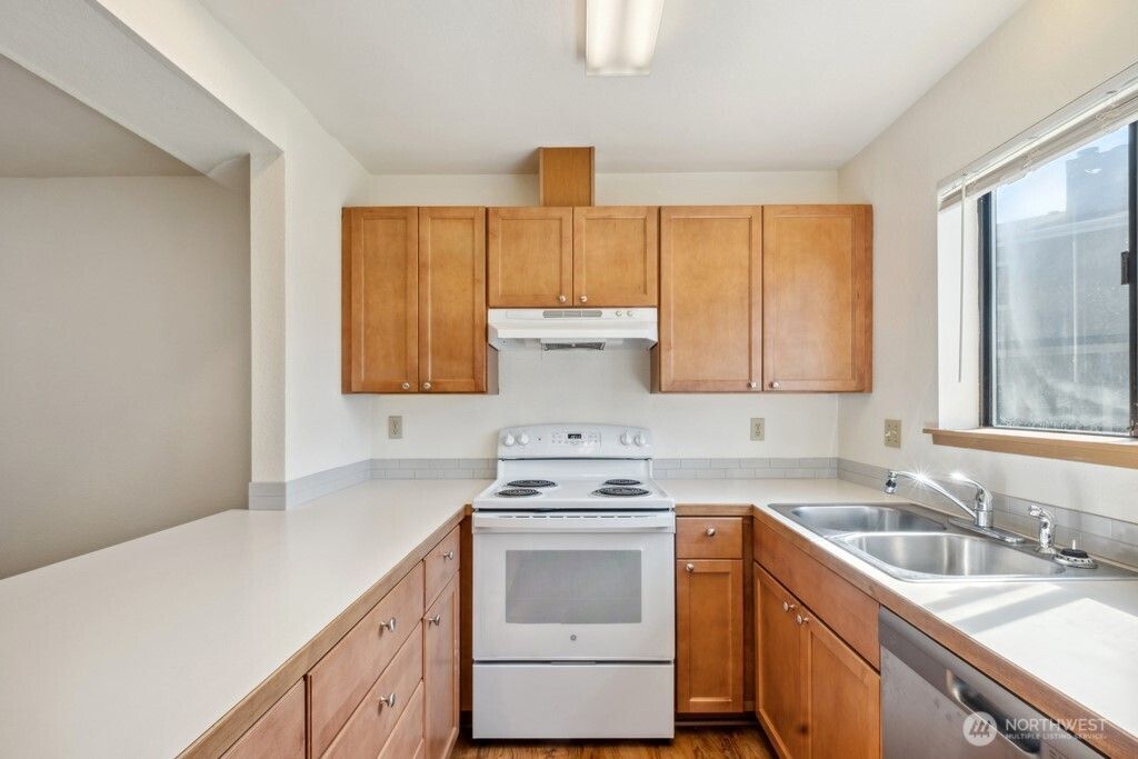 Photo of 121 Union Avenue NE, Renton, WA 98059 (MLS # 2381074)