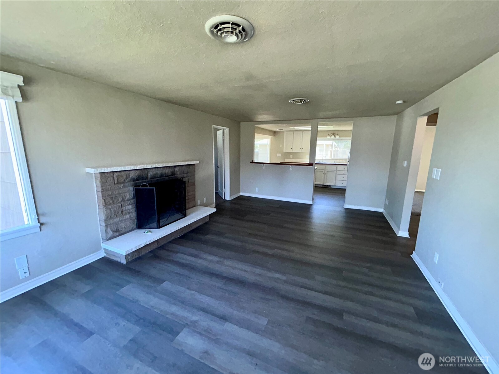 2735 Locust Avenue W