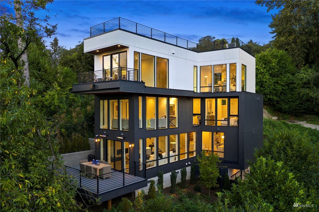 Photo of 2414 Everett Avenue E, Seattle, WA 98102 (MLS # 1992606)