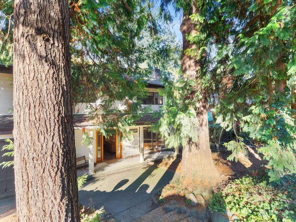 Photo of 10029 46th Avenue NE, Seattle, WA 98125 (MLS # 2308642)