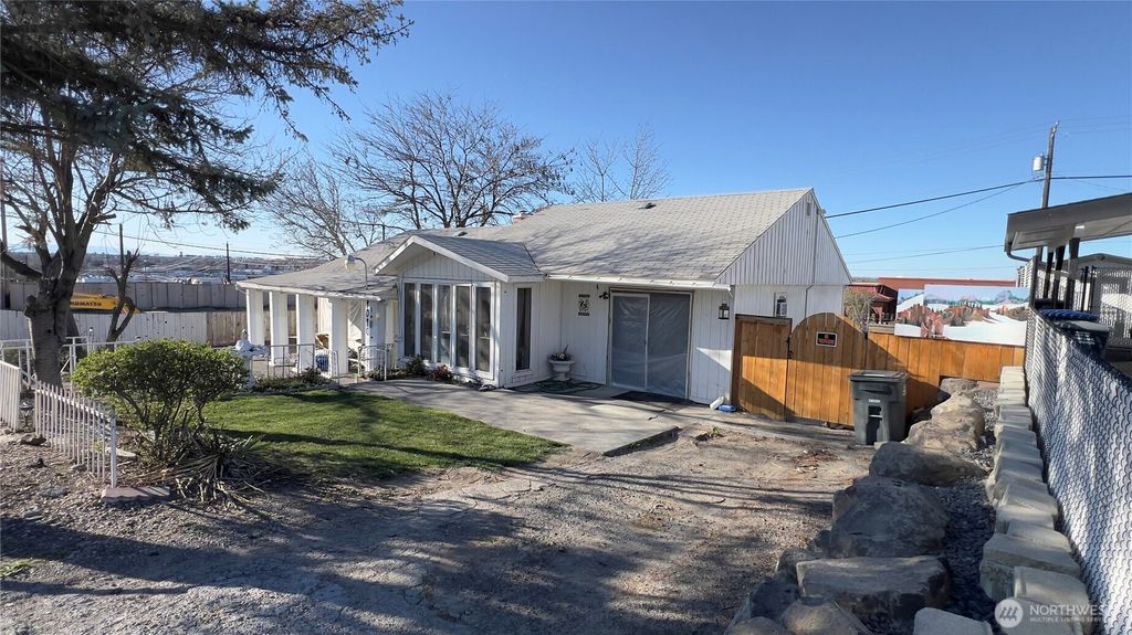 Photo of 1010 E Terrace Ave Ave, Moses Lake, WA 98837 (MLS # 2494558)