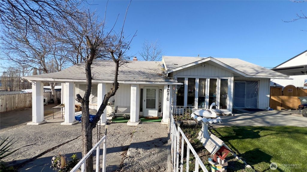 Photo of 1010 E Terrace Ave Ave, Moses Lake, WA 98837 (MLS # 2494558)