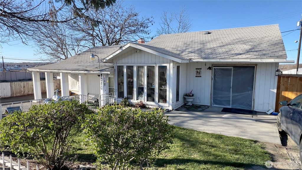 Photo of 1010 E Terrace Ave Ave, Moses Lake, WA 98837 (MLS # 2494558)