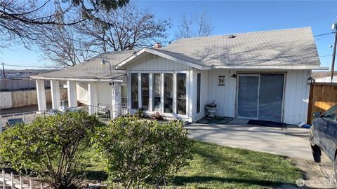 Photo of 1010 E Terrace Ave Ave, Moses Lake, WA 98837 (MLS # 2494558)