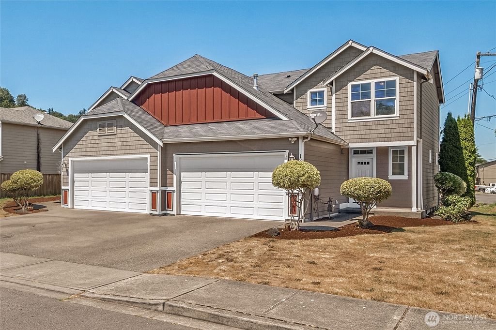 Photo of 129 6th Avenue N, Algona, WA 98001 (MLS # 2410453)