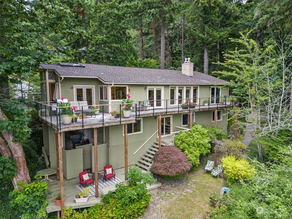 Photo of 19901 SE 32nd Street, Sammamish, WA 98075 (MLS # 2135858)