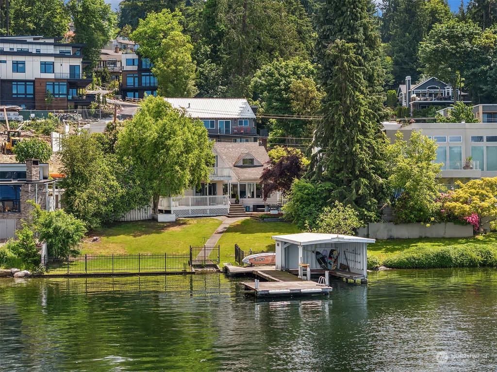 Photo of 11837 NE Holmes Point Drive, Kirkland, WA 98034 (MLS # 2274104)