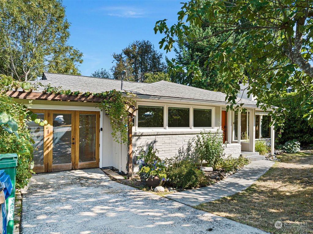 Photo of 9538 44th Avenue NE, Seattle, WA 98115 (MLS # 2153535)