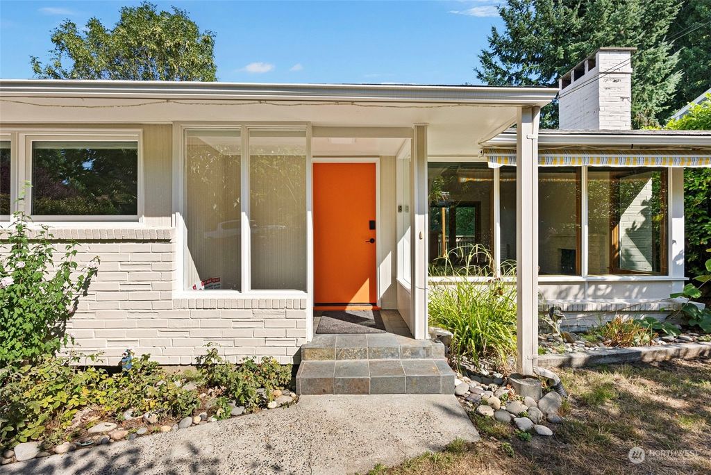 Photo of 9538 44th Avenue NE, Seattle, WA 98115 (MLS # 2153535)