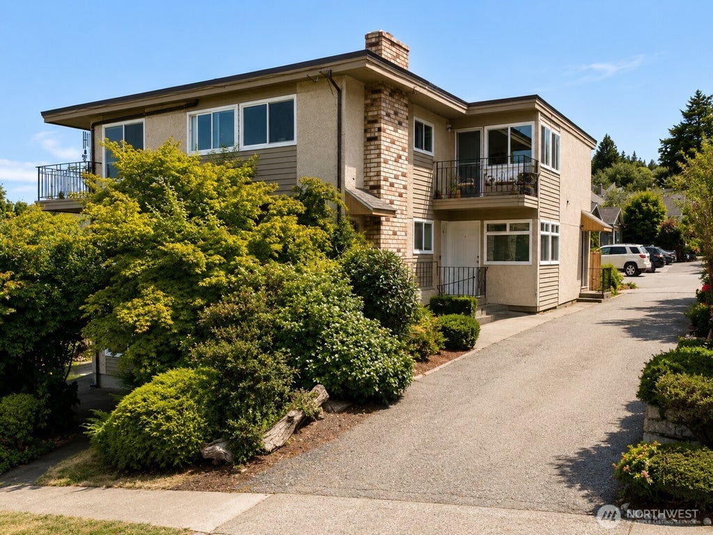 Photo of 2707 W Jameson Street, Seattle, WA 98199 (MLS # 2565089)