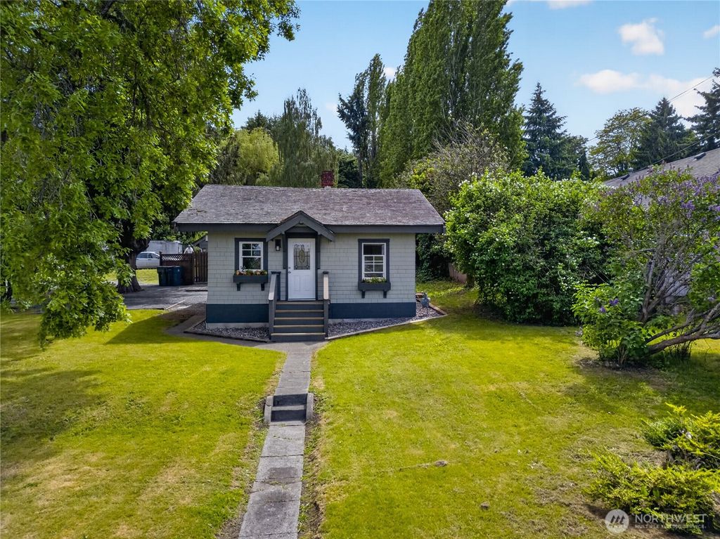 Photo of 501 35th Street, Anacortes, WA 98221 (MLS # 2527102)