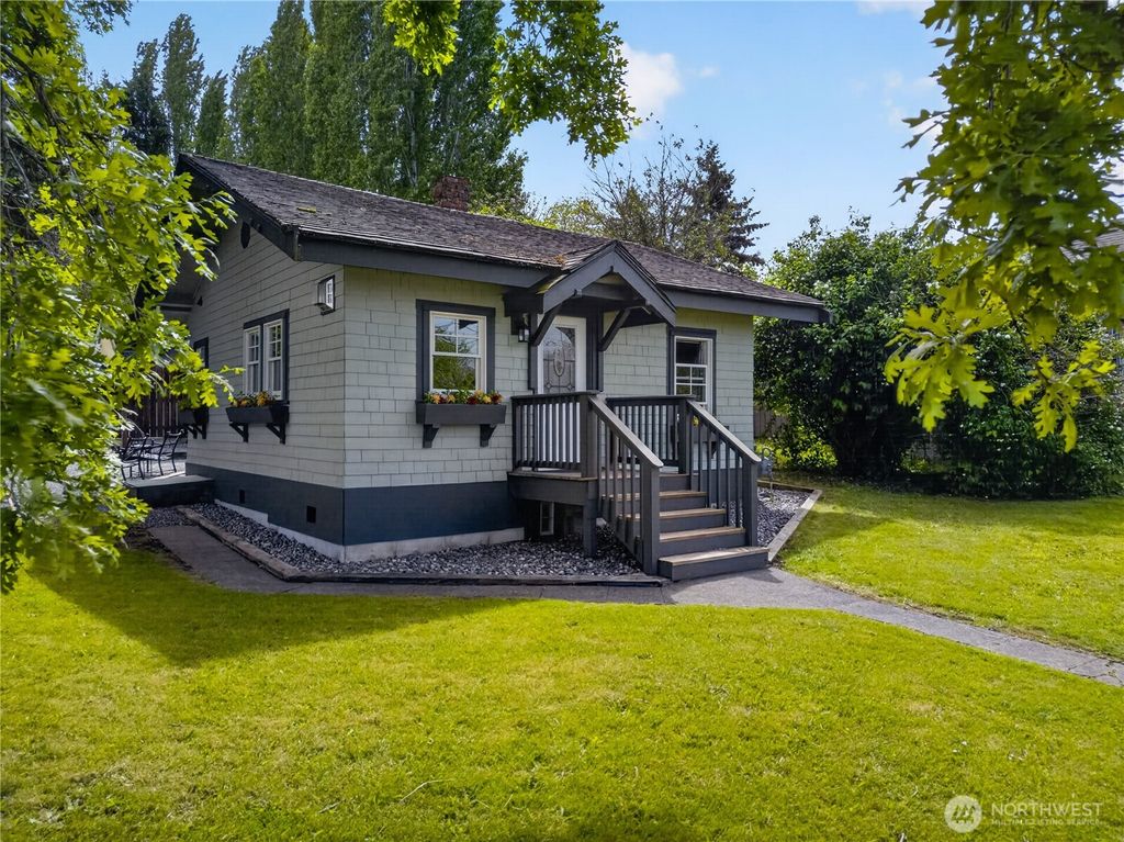 Photo of 501 35th Street, Anacortes, WA 98221 (MLS # 2527102)