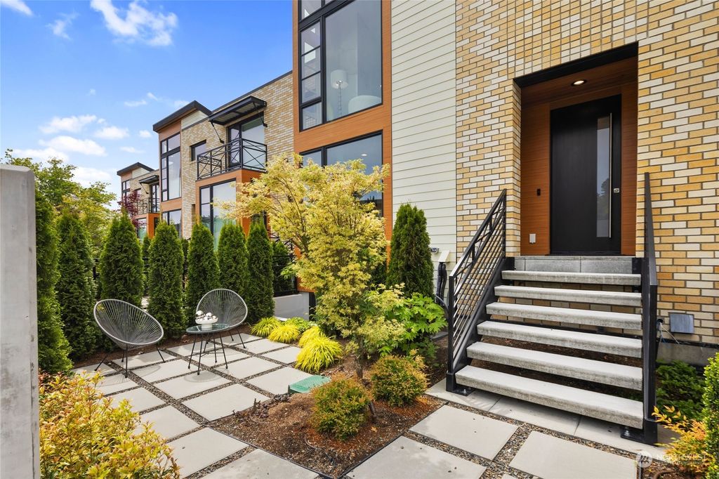 Photo of 1325 Market Street, Kirkland, WA 98033 (MLS # 2243816)