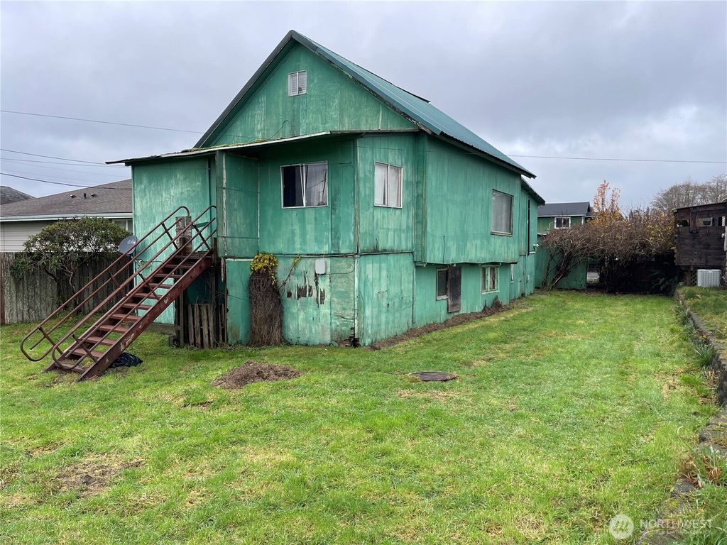 Photo of 606 Schley St, Aberdeen, WA 98520 (MLS # 2460935)