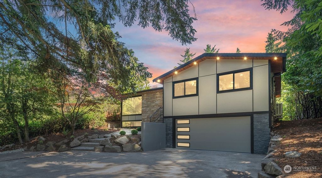 Photo of 201 NE 139th Street, Seattle, WA 98125 (MLS # 2133430)