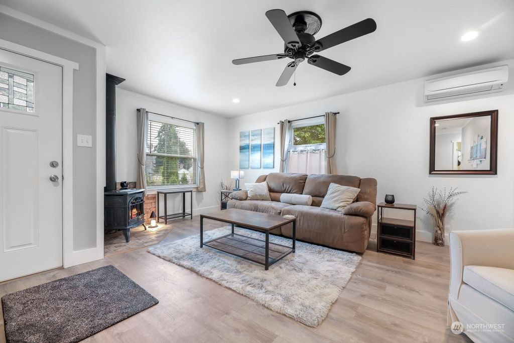 Photo of 1822 Maple Street, Everett, WA 98201 (MLS # 2219779)