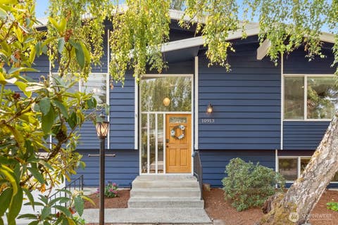 Photo of 10913 NE 48th Street, Kirkland, WA 98033 (MLS # 2564779)