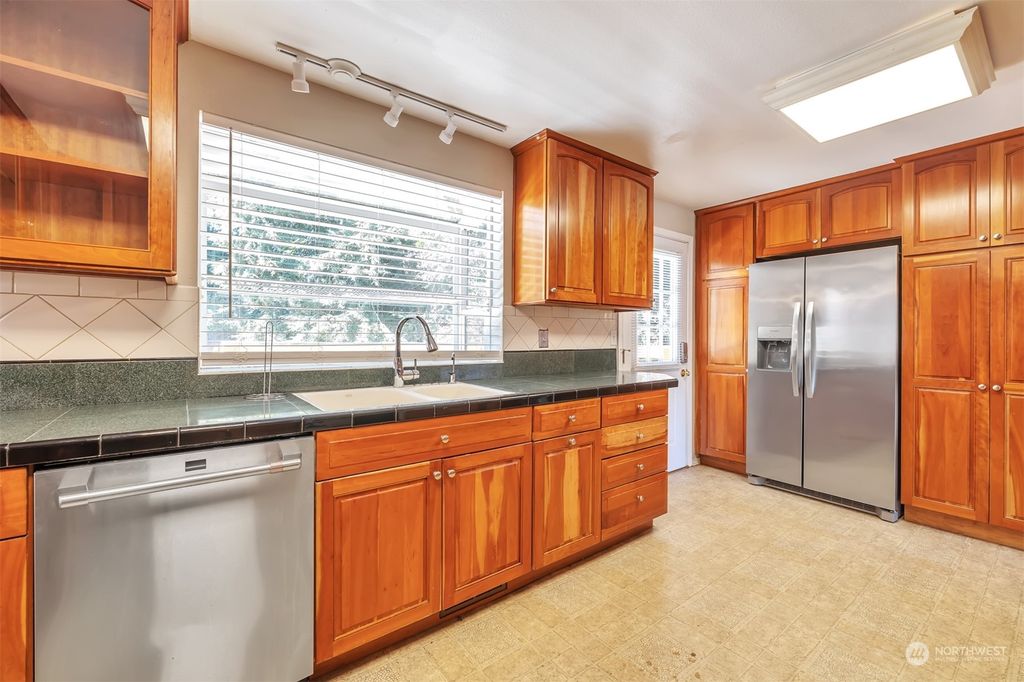 listing image 9366409502602288524