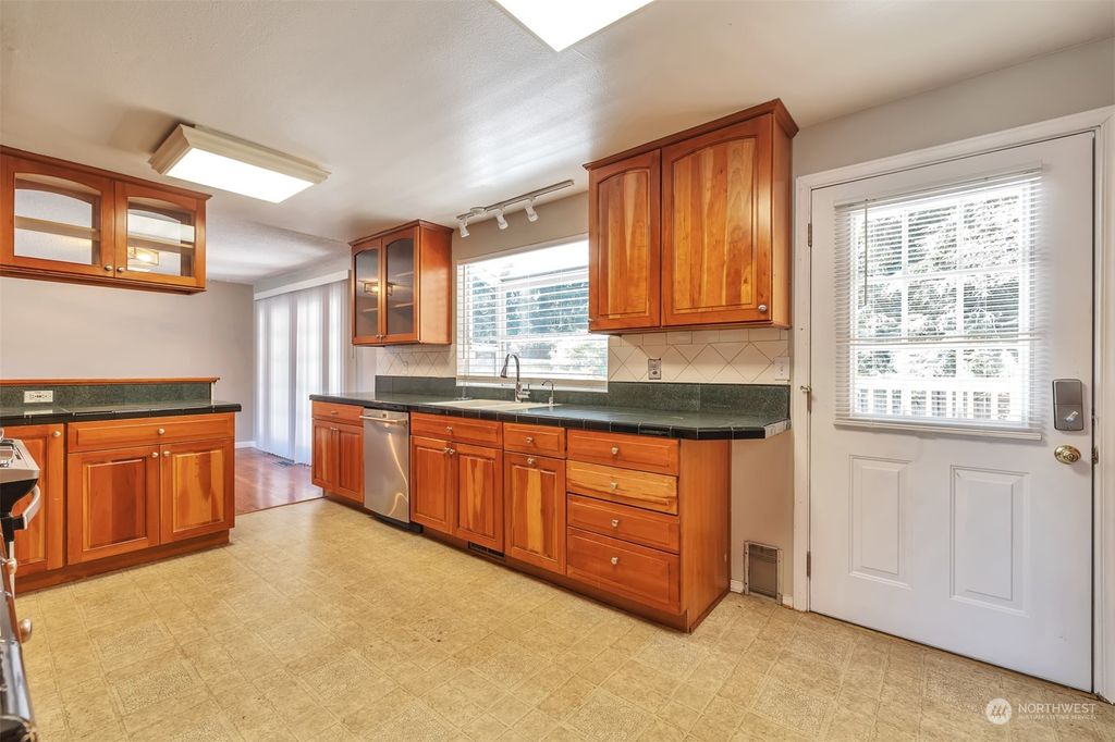 listing image 9366369589471054853