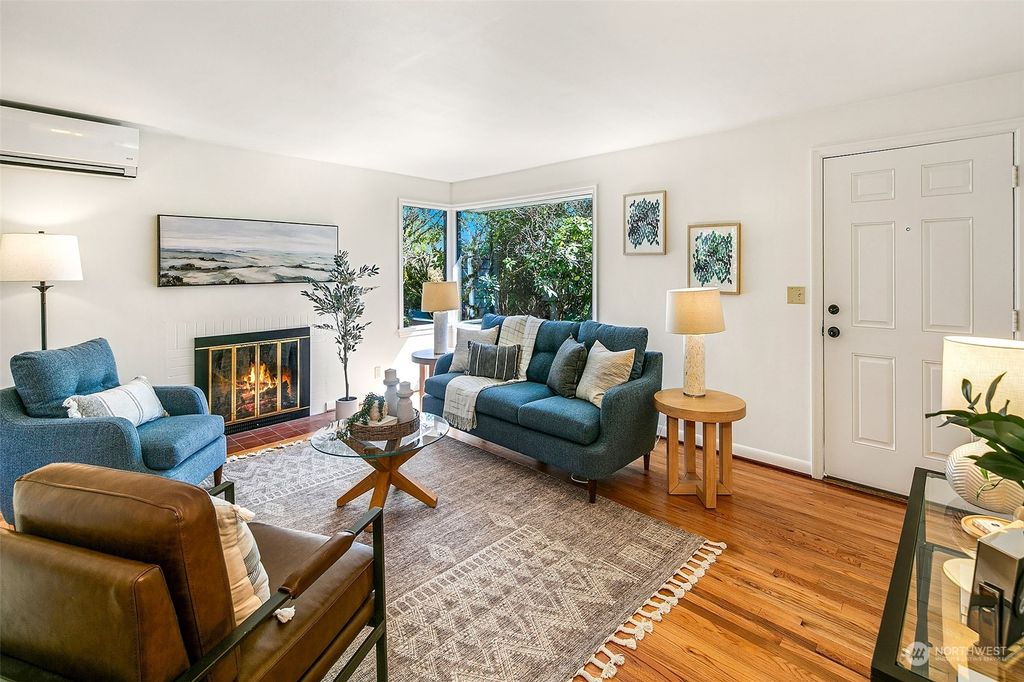 Photo of 6501 58th Avenue NE, Seattle, WA 98115 (MLS # 2220974)