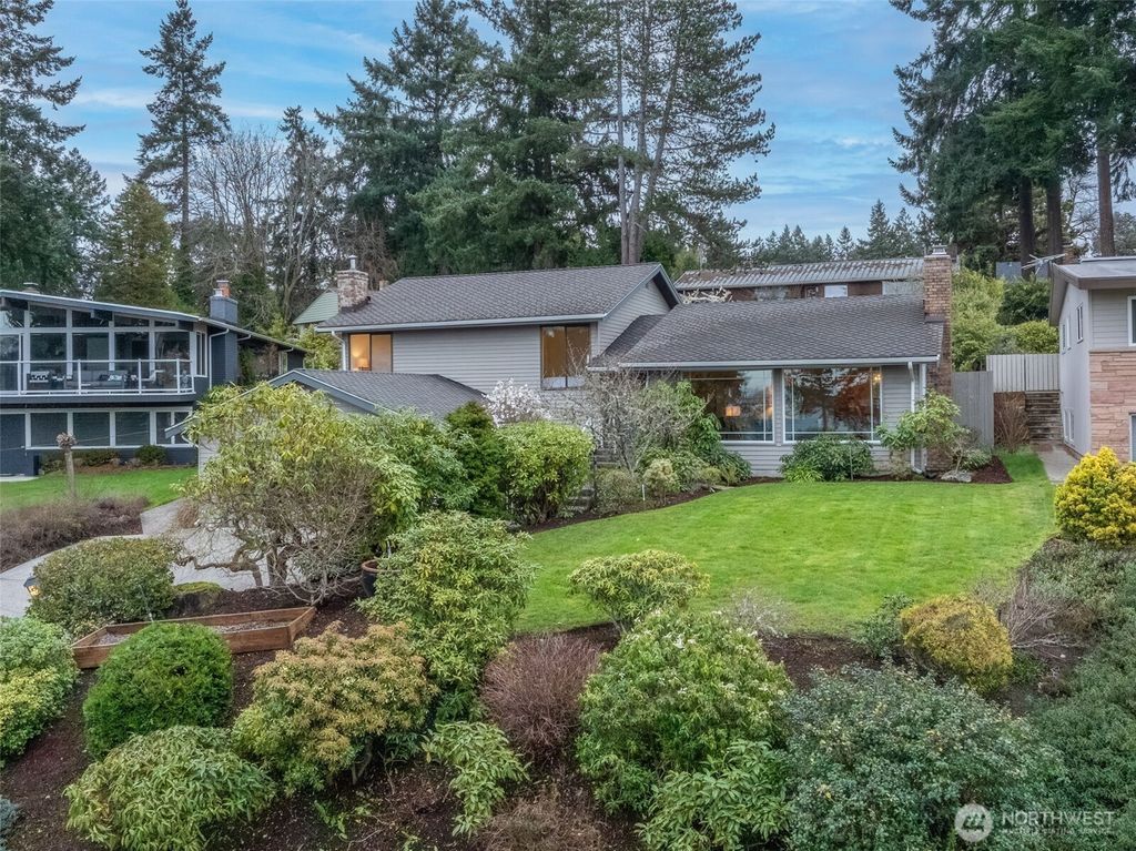 Photo of 11818 Marine View Drive SW, Burien, WA 98146 (MLS # 2492188)