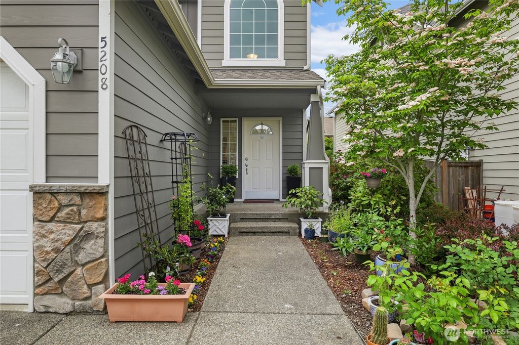 Photo of 5208 NE 8th Court, Renton, WA 98059 (MLS # 2525013)