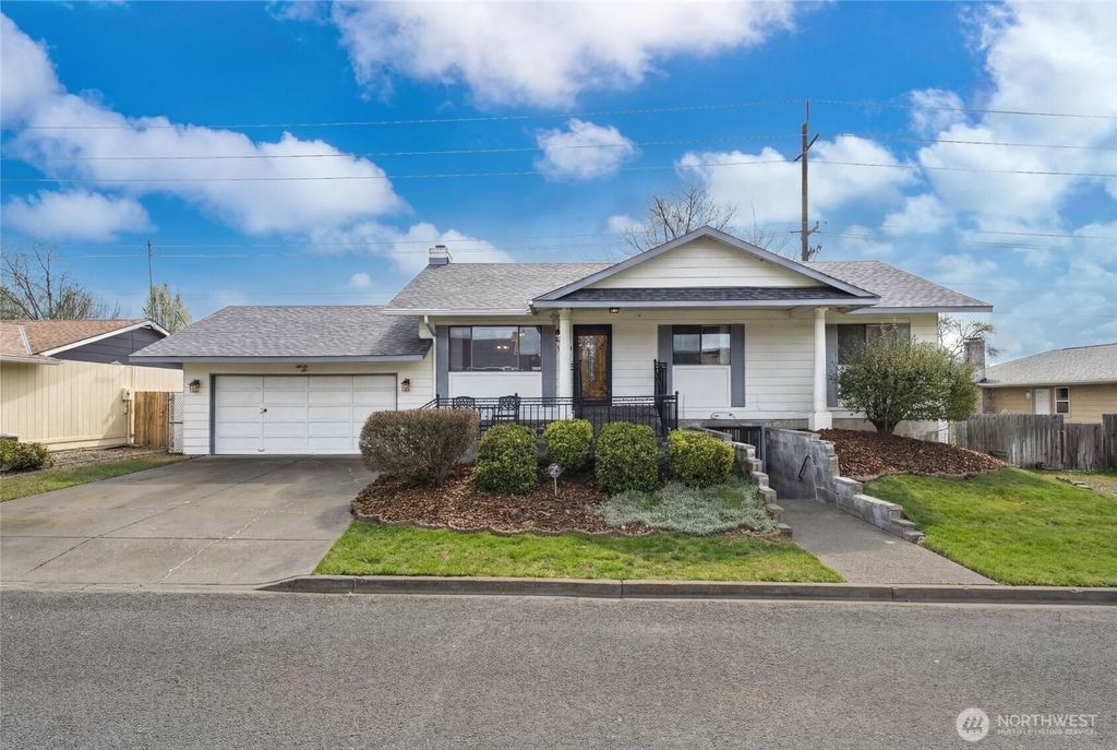 Photo of 1140 SE Colonial Drive, College Place, WA 99362 (MLS # 2498709)