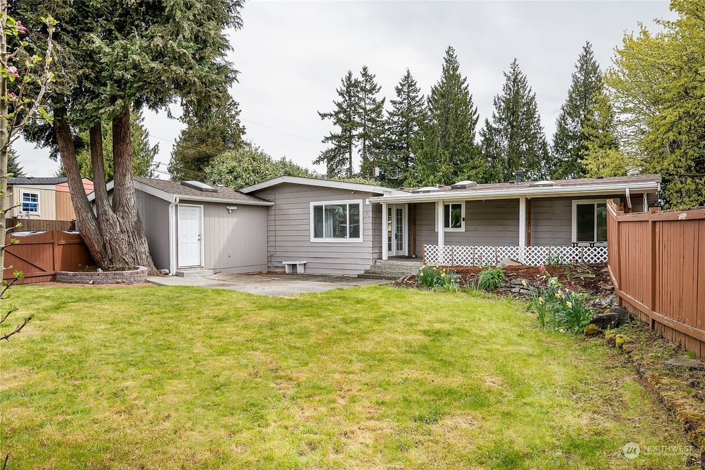 Photo of 415 Lakeview Rd Rd #A11, Lynnwood, WA 98087 (MLS # 2222785)