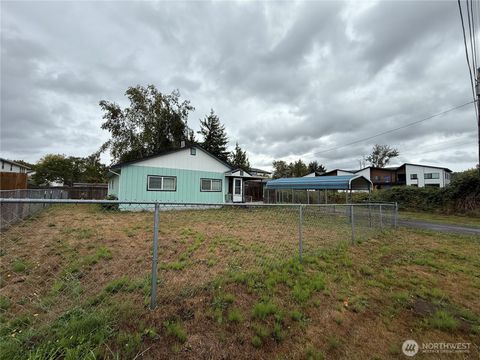 Photo of 1015 Willow Street, Kelso, WA 98626 (MLS # 2465981)
