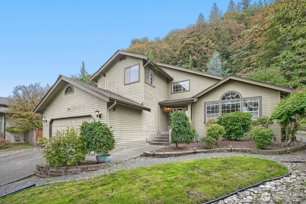 Photo of 15827 SE 156th Court, Renton, WA 98058 (MLS # 2535664)