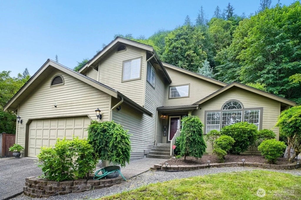 Photo of 15827 SE 156th Court, Renton, WA 98058 (MLS # 2535664)