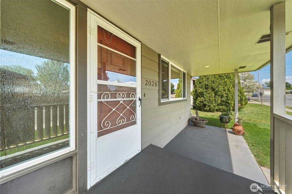 Photo of 2026 Glen Erin Drive, Walla Walla, WA 99362 (MLS # 2517347)