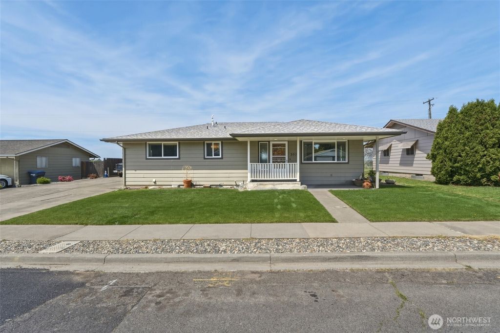 Photo of 2026 Glen Erin Drive, Walla Walla, WA 99362 (MLS # 2517347)