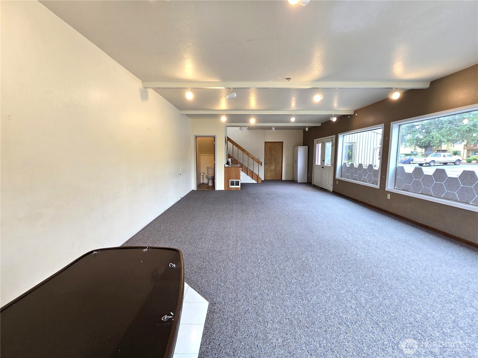633 E Pioneer