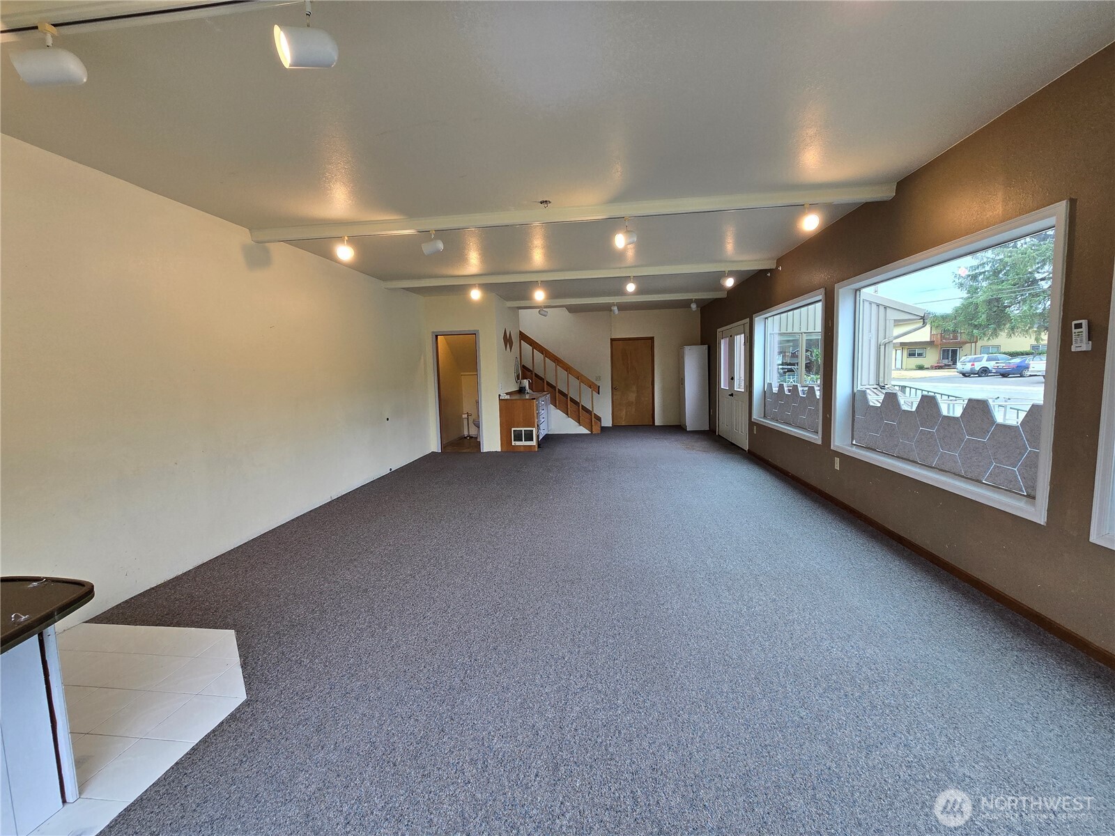 633 E Pioneer