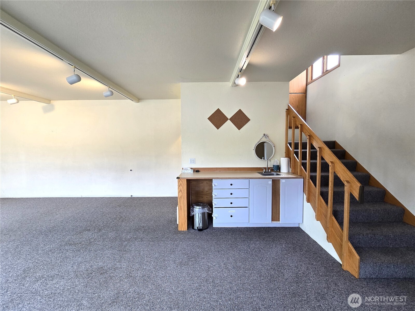 633 E Pioneer