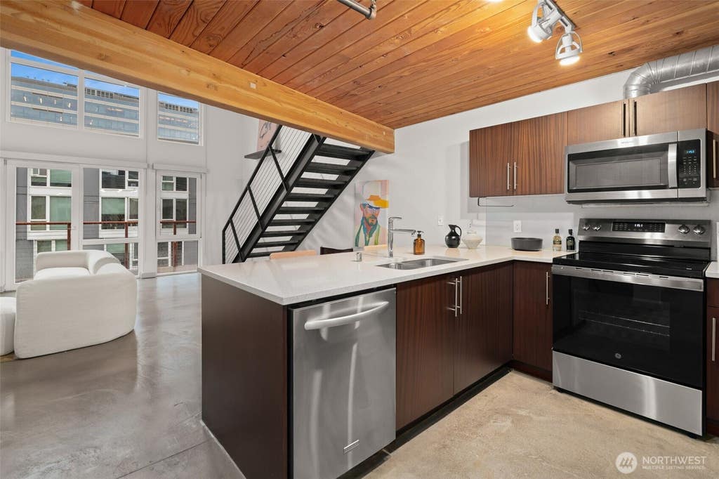 Photo of 401 9th Avenue N #616, Seattle, WA 98109 (MLS # 2555395)